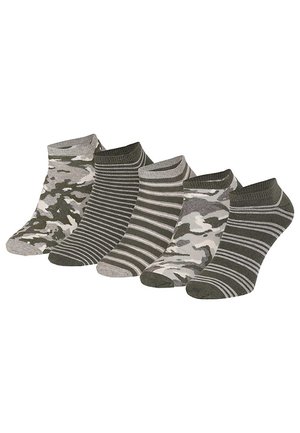 Fünf Paare flacher Socken in Grau- und Grüntönen mit abwechselnden Tarn- und Streifenmustern.