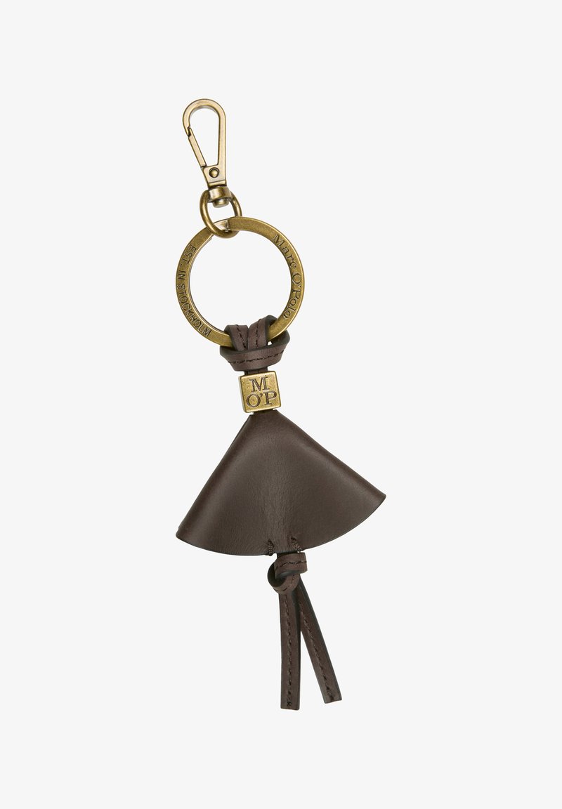 Bruine leren sleutelhangeraccessoire met een driehoekig ontwerp, voorzien van een messing ring, clip en een leren strikdetail.
