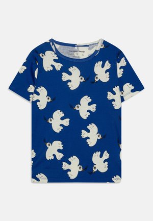 Blå kortærmet skjorte med hvide duer, der holder olivengren-print over hele stoffet.