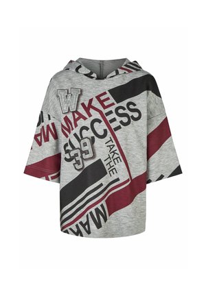 Grau kurzärmeliger Hoodie mit weinroten und schwarzen abstrakten Streifen und fettem Text einschließlich "MAKE SUCCESS" und Nummer "39" auf der Vorderseite.