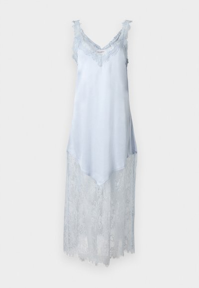 Φόρεμα από σατέν σε ανοιχτό γαλάζιο χρώμα, με δαντέλα στο ντεκολτέ, στις τιράντες και διαφανές δαντελένιο κομμάτι που εκτείνεται από τη μέση μηρών μέχρι το τελείωμα.
