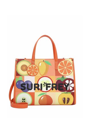 Oranži käepidemega kandekott, millel on värvikad puuviljajoonistused ja esiküljel tekst "SURI FREY", lisaks ümmargune oranž puuviljakujuline ripats.
