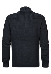 Mörkblå stickad tröja med hög krage, ribbad textur och långa ärmar. Baksidan har en enkel, sömlös design.