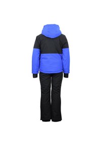 Conjunto de invierno de dos piezas con un diseño en bloques de color azul y negro. La chaqueta tiene capucha y los pantalones son negros con un corte recto.