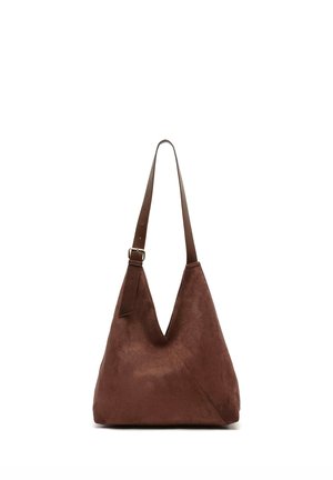 Sac à bandoulière en daim marron avec une sangle réglable unique et une forme triangulaire large et ample.