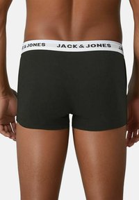Boxer da uomo neri con elastico bianco che riporta la scritta "JACK & JONES". Il tessuto appare liscio con una vestibilità aderente.