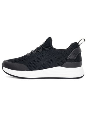 Schwarzer Netzstoff-Sportschuh mit schwarzen Schnürsenkeln, weißer Sohle und Fersenlasche, seitlich auf weißem Hintergrund dargestellt.