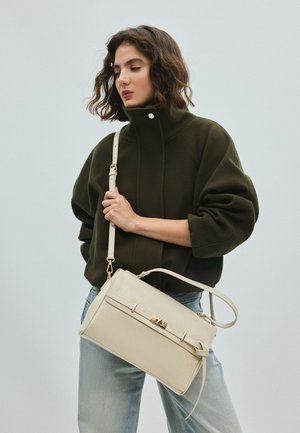 Stradivarius, MEDIUM BELT CROSSBODY BAG - Håndtasker - beige
