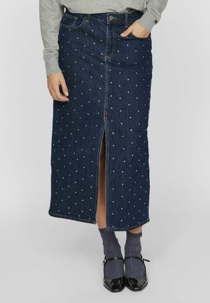 Denim maxi rok met een split aan de voorkant, versierd met witte studs, heeft een klassieke vijf-pocket ontwerp en een donkerblauwe wassing.