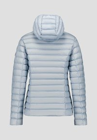Lichtblauwe donzen jas met horizontaal doorgestikt ontwerp, afneembare capuchon, lange mouwen en een gladde, glanzende textuur.