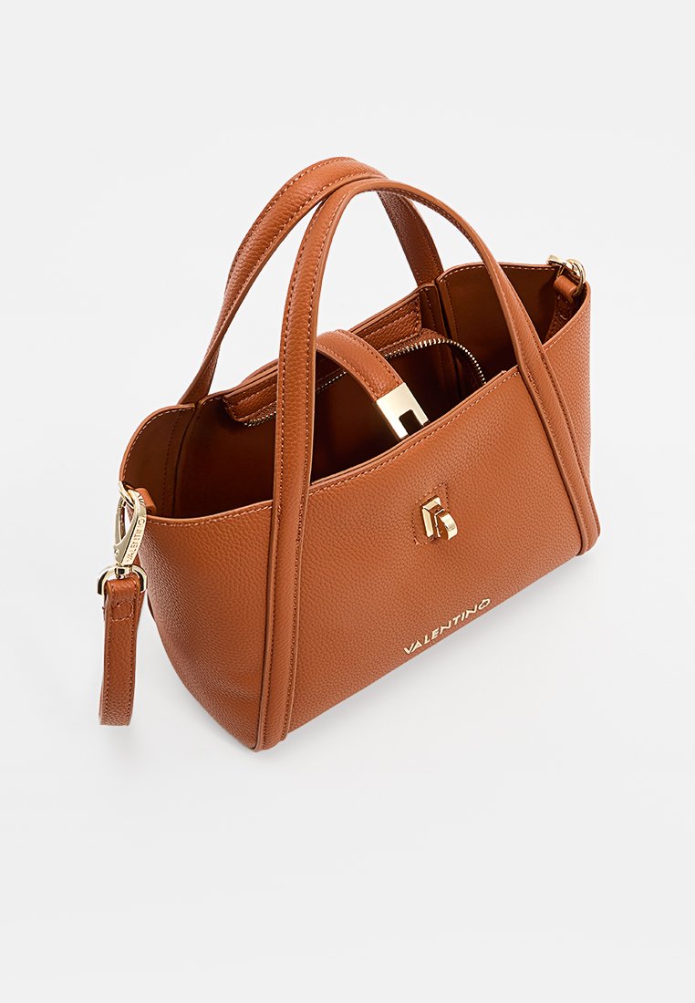 Bruine, gestructureerde leren Valentino-handtas met dubbele handvatten, afneembare schouderriem, gouden hardware en deels open bovenkant die de interieurcompartimenten toont.