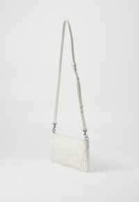 Borsa a tracolla bianca in pelle con motivo testurizzato, forma rettangolare elegante, tracolla regolabile e dettagli in metallo argentato.