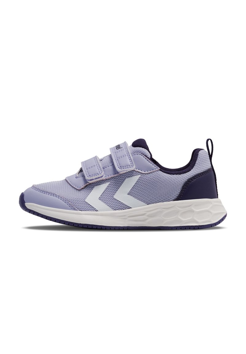 Lila sneakers med mörklila detaljer, ovandel i mesh, två kardborreband, vitt geometriskt mönster på sidan och en dämpad sula.