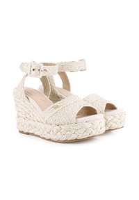 Sandalias cuña con parte superior trenzada similar a paja en blanco roto, correa de tobillo ajustable, diseño de punta abierta y plantilla acolchada.