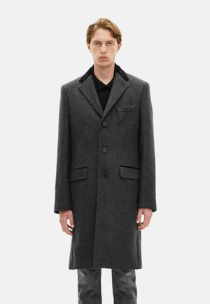 - Klasyczny płaszcz