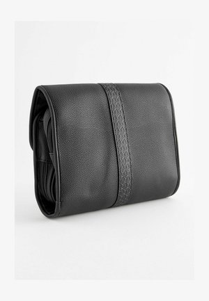 Geantă din piele texturată neagră, cu o bandă de accent geometrică netedă. Formă dreptunghiulară cu margini rotunjite, având un compartiment cu fermoar.