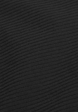 Czarna prążkowana tkanina, z teksturą poziomych linii, miękka i elastyczna. Odpowiednia do różnych typów odzieży, z równomiernym kolorem w całym materiale.