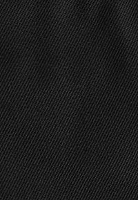 Zwarte stof met diagonale ribbelstructuur. Het oppervlak lijkt glad met een subtiele glans, geschikt voor verschillende toepassingen.