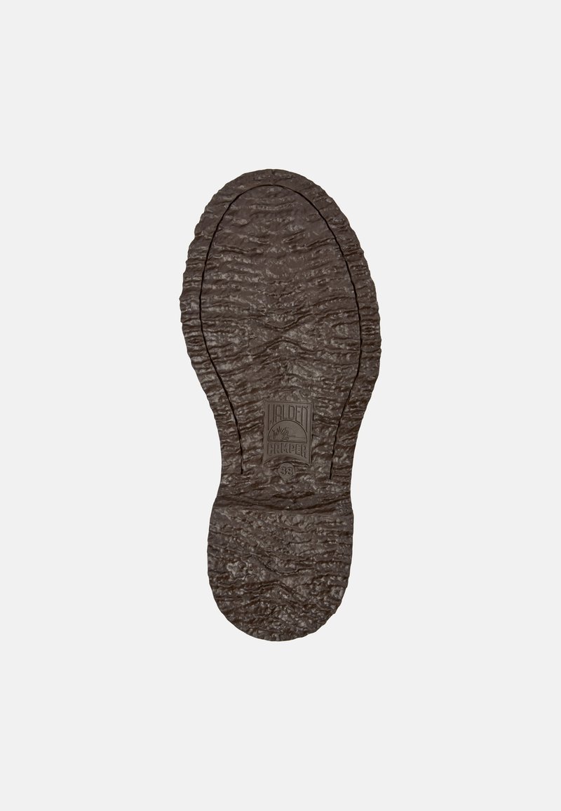 Semelle de chaussure en caoutchouc brun avec un motif texturé et rainuré, comportant un emblème central et une étiquette de taille en relief.