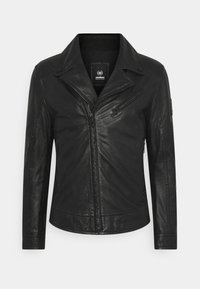 Zwarte leren motorjack met een notched kraag, asymmetrische ritssluiting aan de voorkant en een met rits afsluitbare borstzak. Gladde textuur, getailleerd ontwerp.