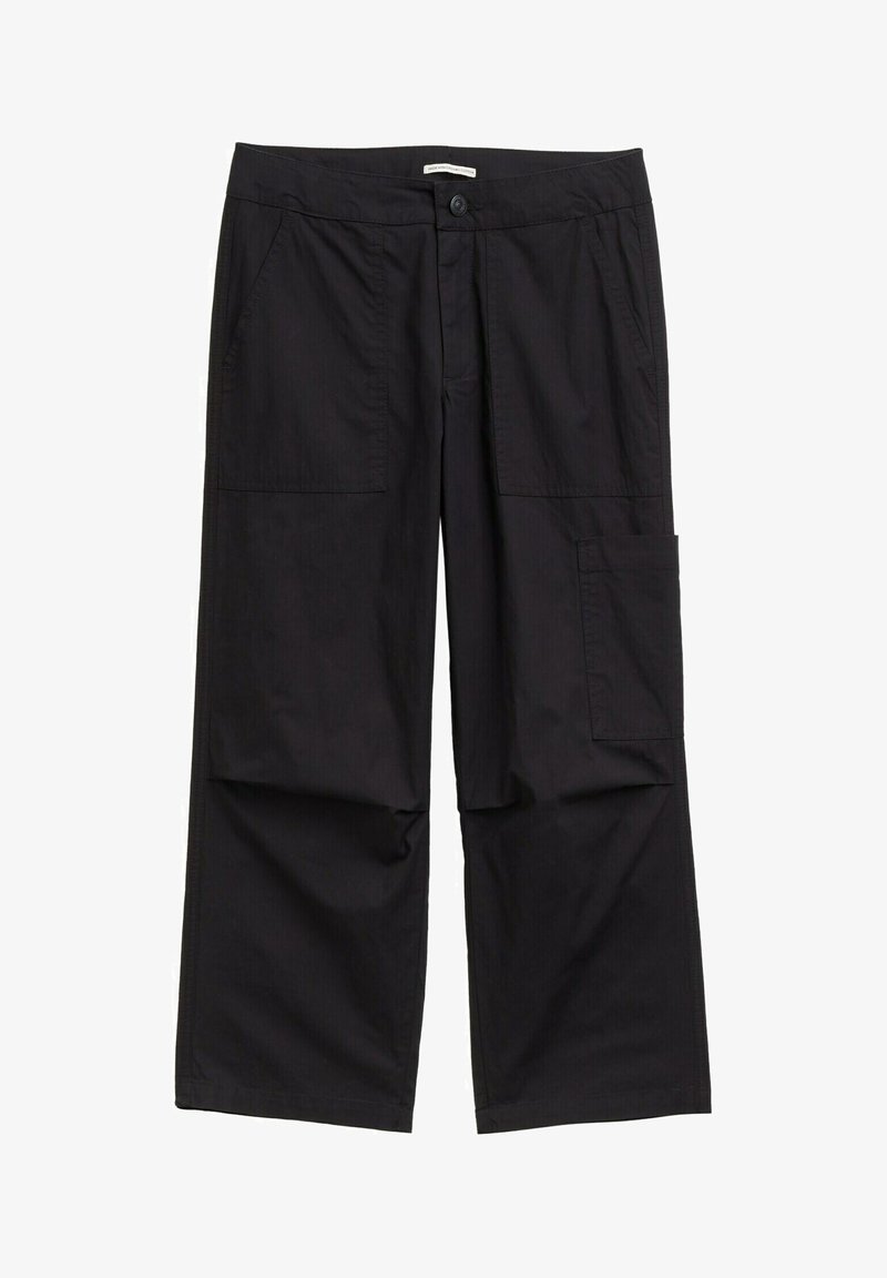 Pantalon noir à jambes larges avec fermeture à bouton et zip sur le devant, deux poches plaquées à l'avant et une poche cargo latérale sur la jambe droite.
