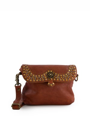 Sac bandoulière en cuir marron avec des clous décoratifs dorés et argentés sur le rabat et une boucle métallique ronde au centre.