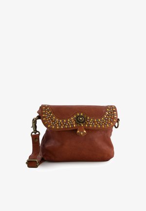 Braune Leder-Umhängetasche mit dekorativen goldenen und silbernen Nieten auf der Klappe und einem zentralen runden Metallverschluss.