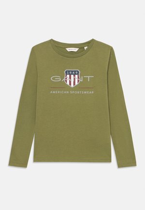 Langärmliges T-Shirt in Olivgrün aus Baumwolle. Mit einem Logo mit roten und weißen Streifen in einem Wappen-Design und dem Text "GANT AMERICAN SPORTSWEAR".