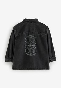 Svart jeansjacka med krage, med en grafisk design av tre sammanlänkade globuser och text på baksidan. Långa ärmar med knappdetaljer.