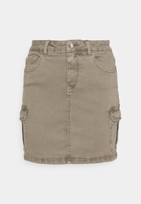 Jupe en denim kaki à la coupe ajustée, avec poches avant et deux poches cargo latérales. Comprend une fermeture à boutons et des passants pour ceinture.