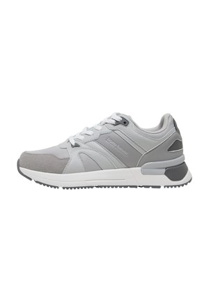 Grauer und weißer Sportschuh mit strukturiertem Zehenbereich, vorderer Schnürung, gepolsterter Sohle und gebrandetem seitlichem Paneel-Detail.