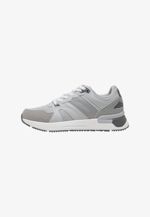 Grauer und weißer Sportschuh mit strukturiertem Zehenbereich, vorderer Schnürung, gepolsterter Sohle und gebrandetem seitlichem Paneel-Detail.