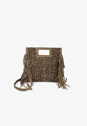 Sac en imprimé léopard avec une poignée découpée rectangulaire, en suède texturé, aux bords frangés et à bandoulière réglable dans des tons marron et noir.