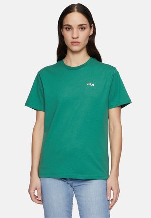 Groene katoenen t-shirt met ronde hals, korte mouwen en een klein wit FILA-logo op de borst. Zachte textuur, casual pasvorm.