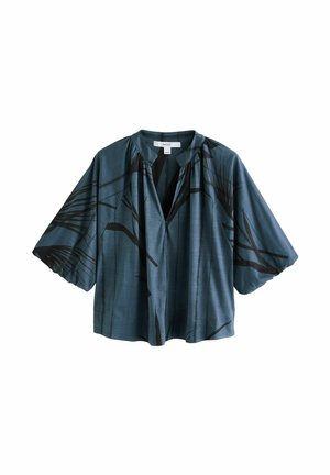 Rövid ujjú blúz türkiz anyagból, fekete növényi motívumokkal, laza szabású, gallér nélküli kialakítású, puha és sima tapintású.