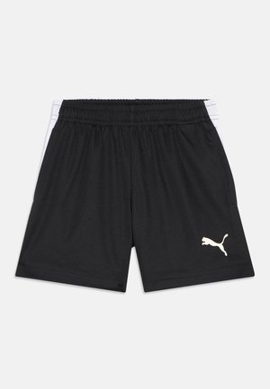 Calções de desporto pretos com cintura elástica, riscas laterais brancas e logotipo dourado da Puma na parte inferior esquerda. Tecido suave, comprimento até ao joelho.