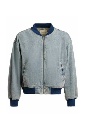 Bomber in denim chiaro con colletto, polsini e orlo a coste blu navy, zip frontale e tasche laterali.