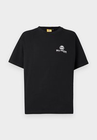 Czarny bawełniany T-shirt z okrągłym dekoltem, krótkimi rękawami i białym graficznym logo na lewej piersi. Prosty design, miękka tekstura, bez wzorów.