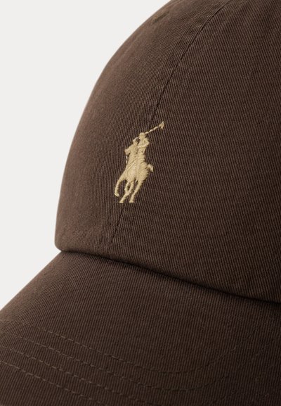 Șapcă de baseball maro cu un jucător de polo bej brodat călare, ținând un ciocan ridicat pe panoul din față.