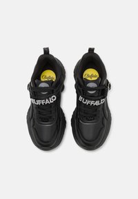 Črne superge s masivnim dizajnom, teksturirano usnje, prosojni detajli in trak z okrasnimi kamni z napisom "BUFFALO".