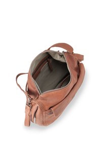 Borsa in pelle marrone con un ampio interno, fodera grigia chiara e chiusura con zip. Presenta una tasca laterale e una maniglia robusta.