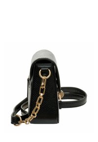 Schwarze, strukturiert geformte Ledertasche mit einer goldenen Kettenakzent, flachem oberen Teil und einem abnehmbaren schwarzen Trageriemen.