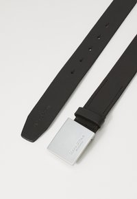 Czarny skórzany pasek z kwadratową srebrną klamrą. Pasek ma kilka otworów do regulacji i gładką, elegancką teksturę.