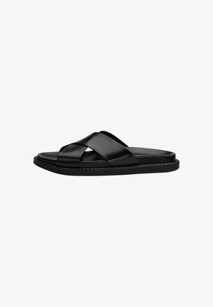 Schwarze Lederschlupfsandale mit breiten, überkreuzten Riemen und flacher Sohle, seitlich auf weißem Hintergrund dargestellt.