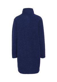 Mörkblå, texturerad kappa med hög krage och långa ärmar, med en lös, oversized design, lämplig för lager-på-lager.