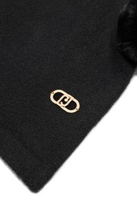 Sciarpa in misto lana nera con accento logo in metallo dorato. Texture liscia con un motivo a maglia sottile. Bordo con dettaglio in pelliccia.