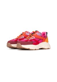 Zapatillas multicolores que combinan materiales de malla y ante, principalmente en tonos de rojo, rosa y naranja. Suela de goma gruesa con acentos texturizados.