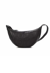 Riñonera de cuero negro con forma de media luna, cierre de cremallera, correa ajustable y textura suave. Presenta un hardware minimalista y sin adornos.