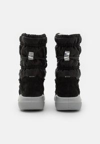 Schwarze isolierte Knöchelstiefel mit glatter Oberfläche, einem gerafften Design, silbernen Akzenten und einer kontrastierenden grauen Sohle. Strukturierte Wildlederdetails sind vorhanden.