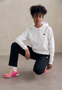 adidas Sportswear ESSENTIALS SMALL LOGO FEEL COZY HOODIE - Sweatshirt com capuz - white